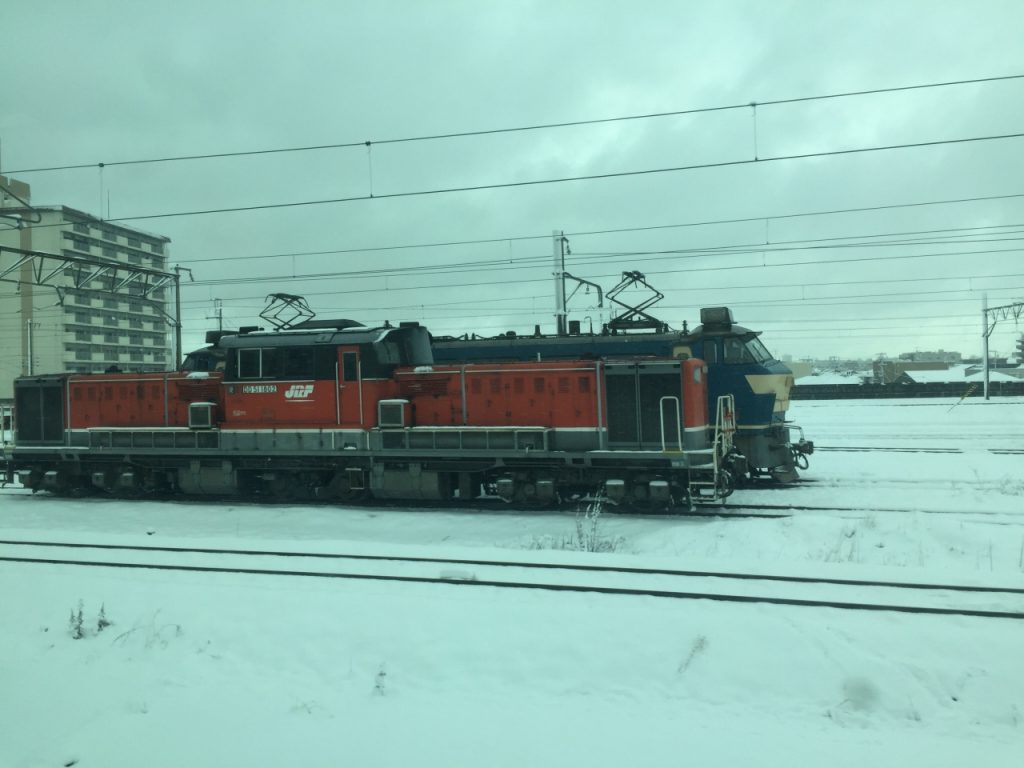 雪の中走る貨物列車